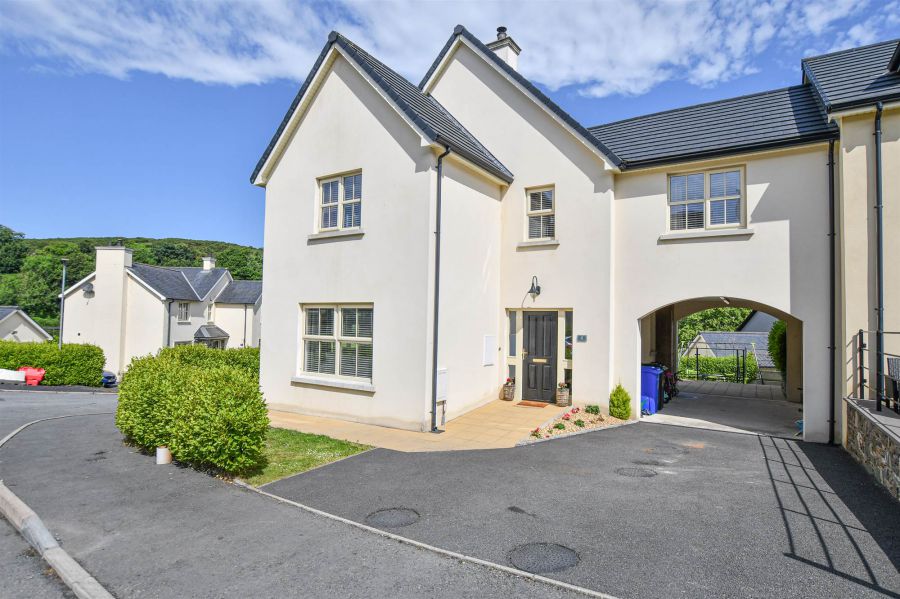 4 Strangford Manor