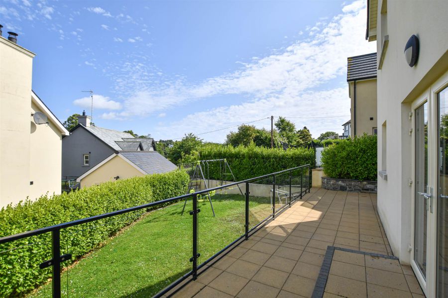4 Strangford Manor