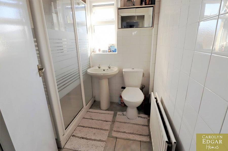 63 Grovehill Gardens