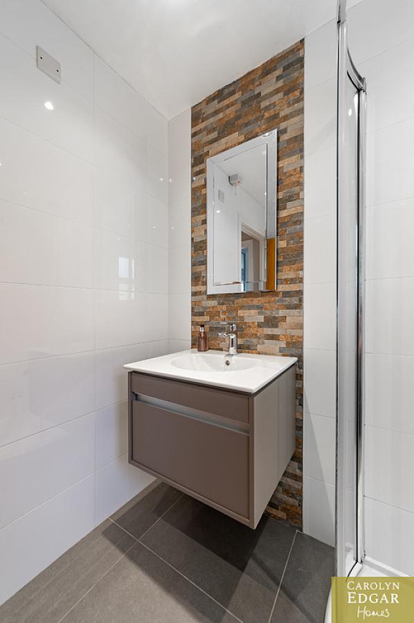 32 Lord Warden's Hollow