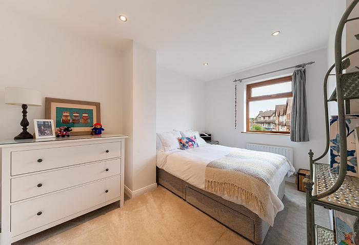 12 Stonebridge Square