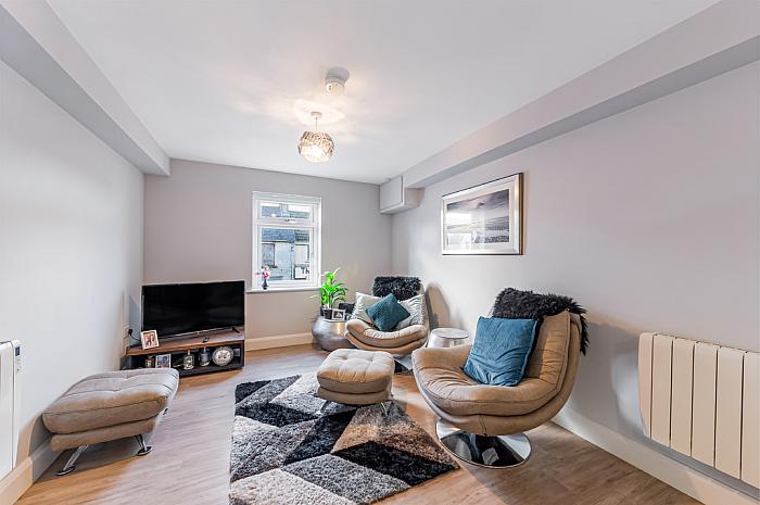 Apt 6 , Whitkirk House, 27 Main Street