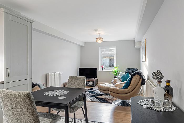 Apt 6 , Whitkirk House, 27 Main Street