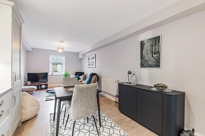 Apt 6 , Whitkirk House, 27 Main Street