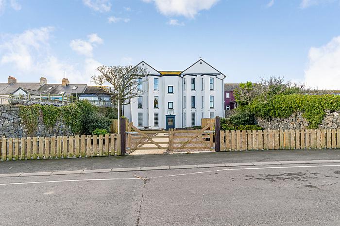 Apt 6 , Whitkirk House, 27 Main Street