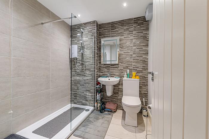 Apt 6 , Whitkirk House, 27 Main Street