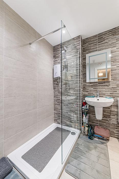 Apt 6 , Whitkirk House, 27 Main Street