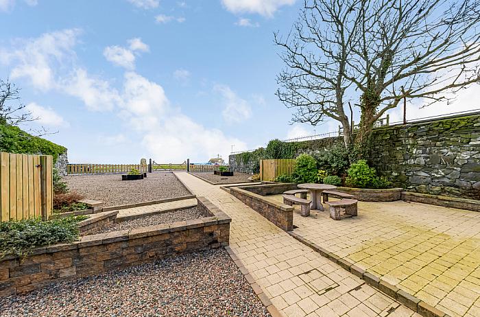 Apt 6 , Whitkirk House, 27 Main Street