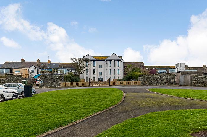 Apt 6 , Whitkirk House, 27 Main Street