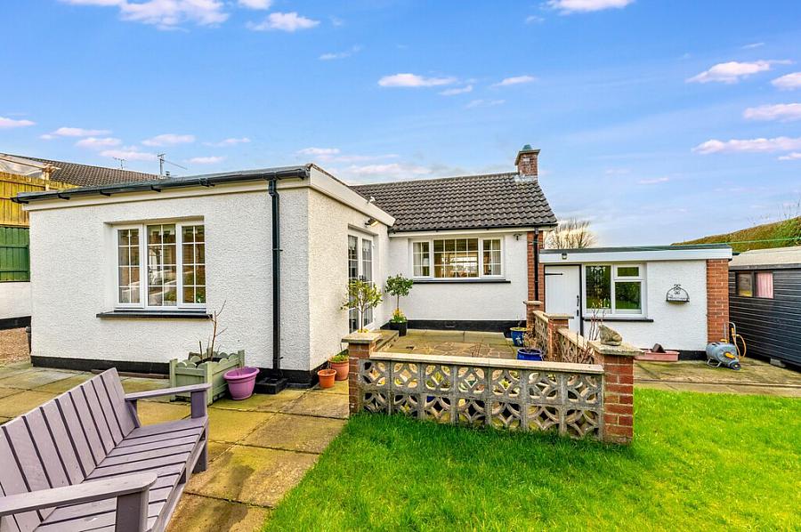 1 Knocknashinna Road