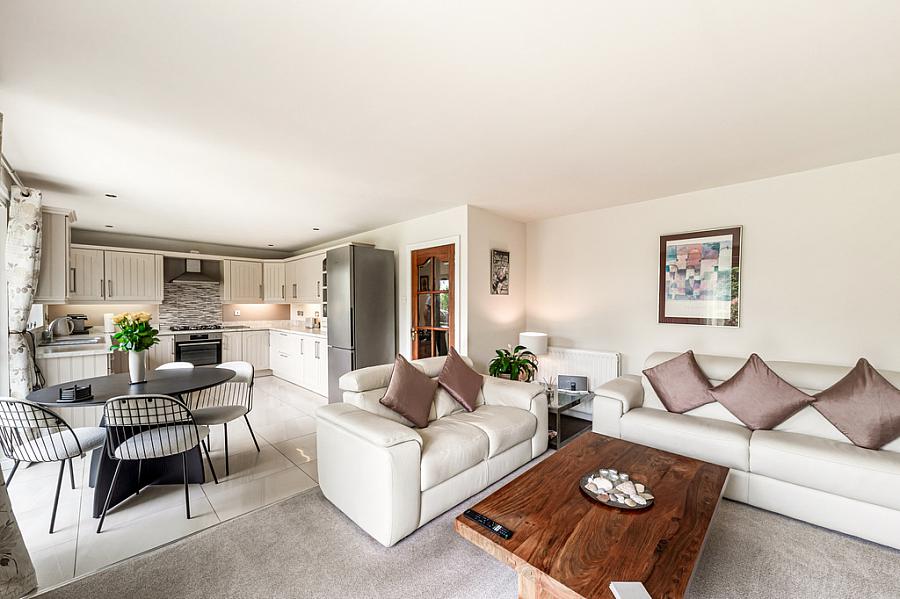 2 Moorfield Gardens