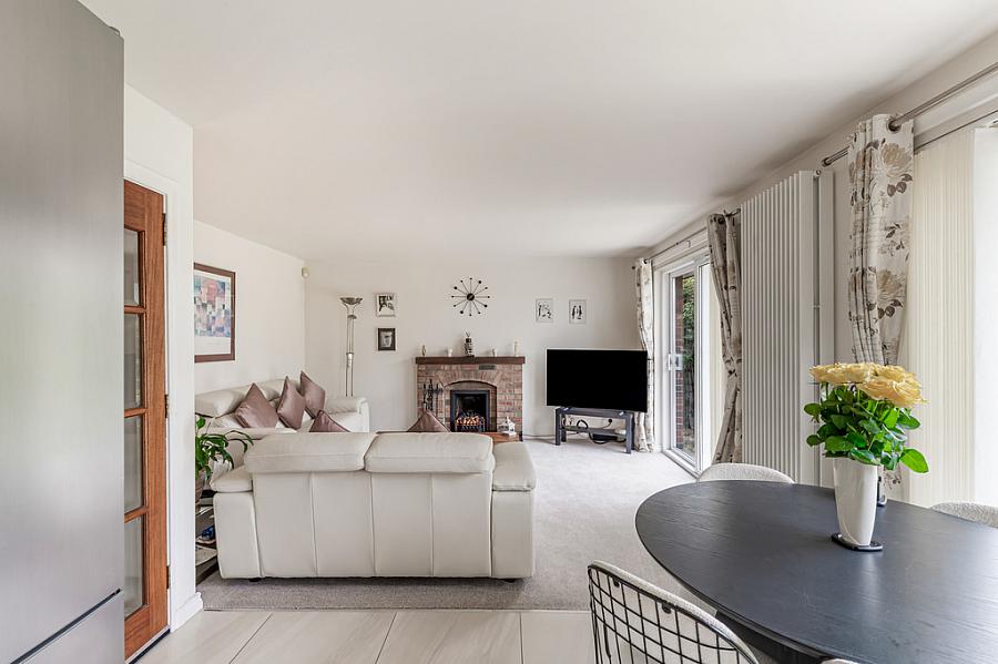 2 Moorfield Gardens
