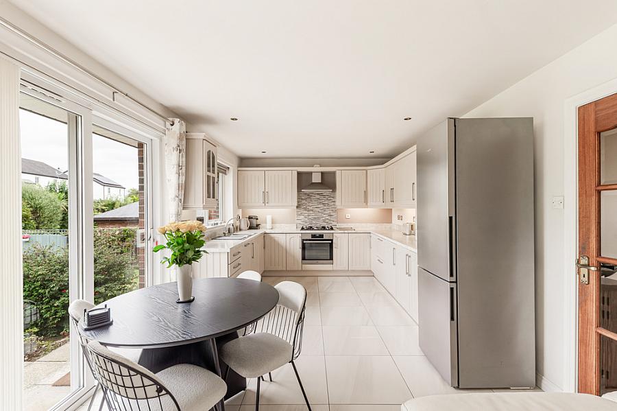 2 Moorfield Gardens