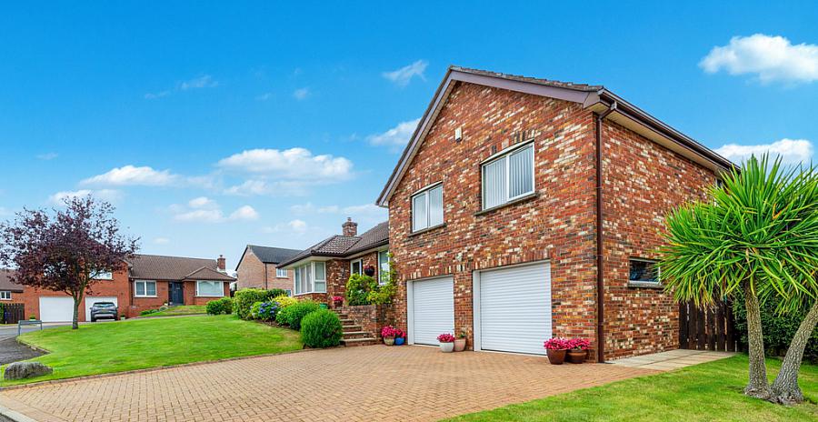 2 Moorfield Gardens