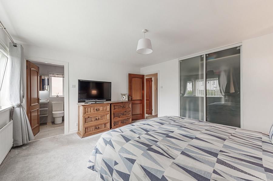 2 Moorfield Gardens