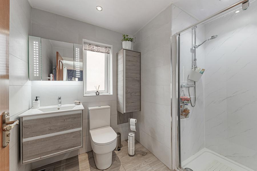 2 Moorfield Gardens