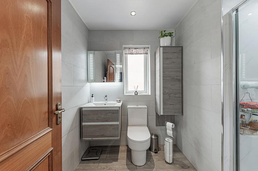 2 Moorfield Gardens