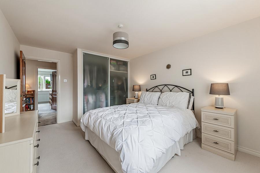 2 Moorfield Gardens