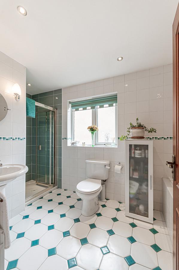 2 Moorfield Gardens