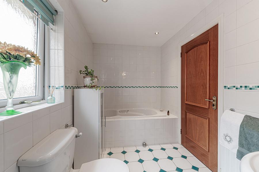 2 Moorfield Gardens