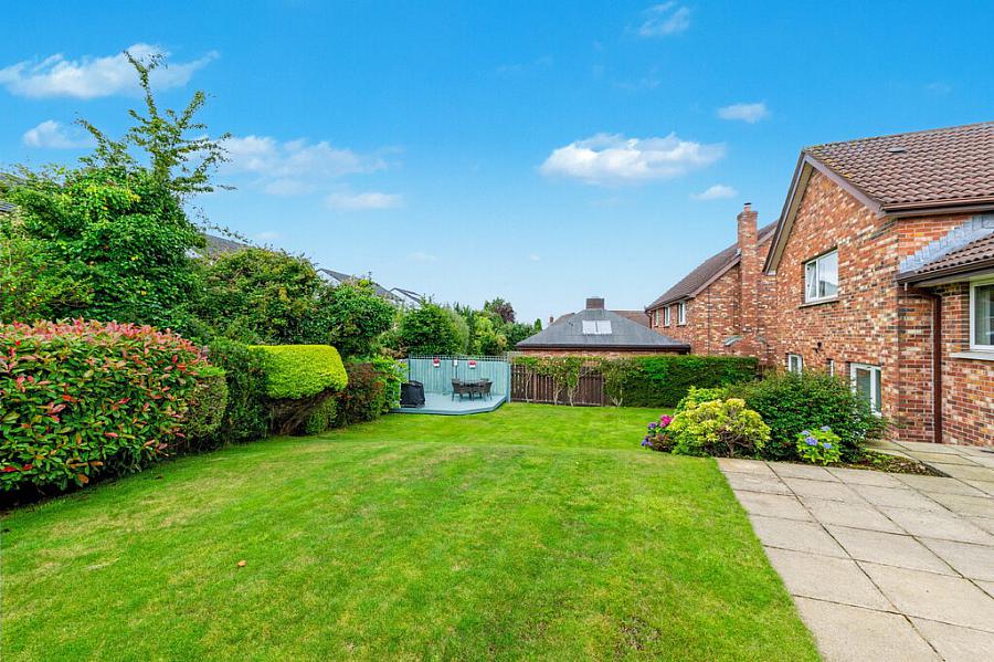 2 Moorfield Gardens