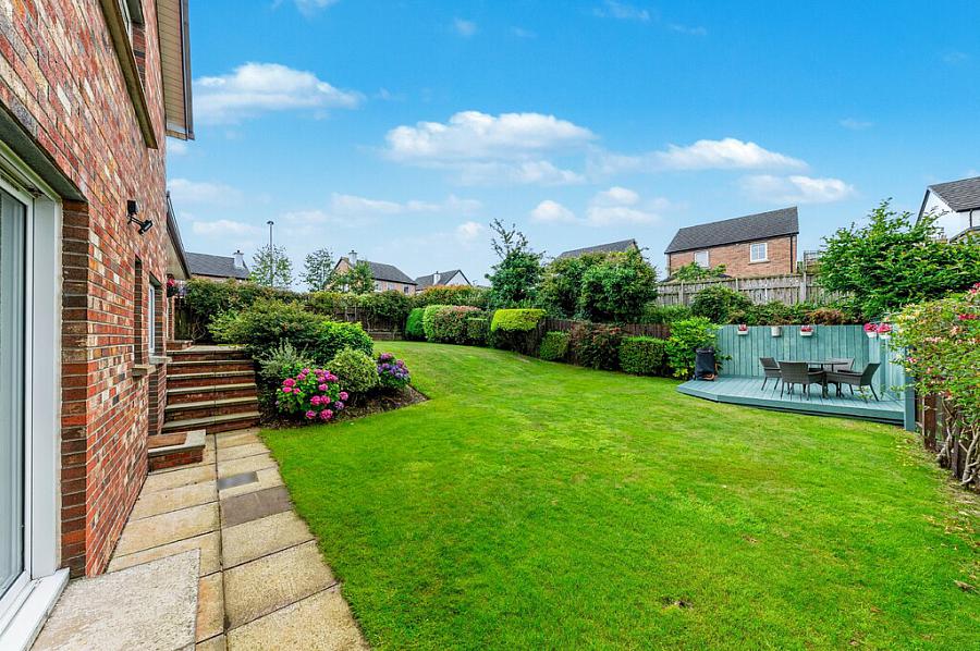 2 Moorfield Gardens