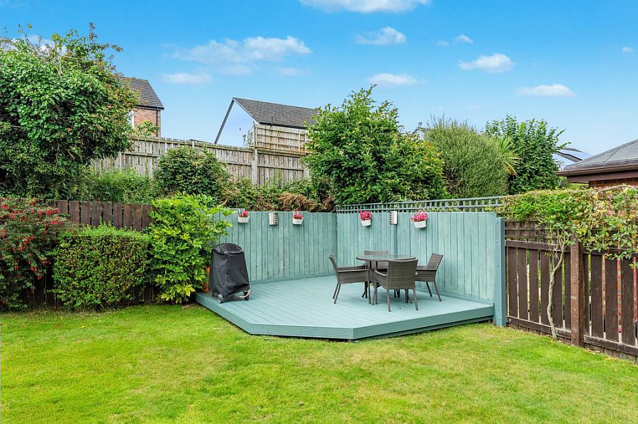 2 Moorfield Gardens