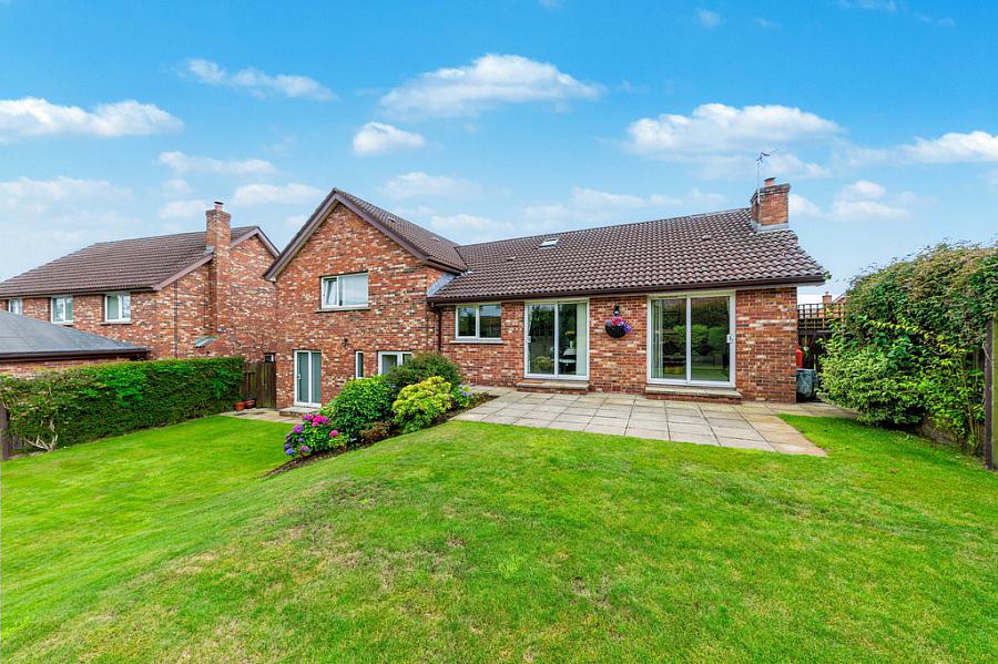 2 Moorfield Gardens