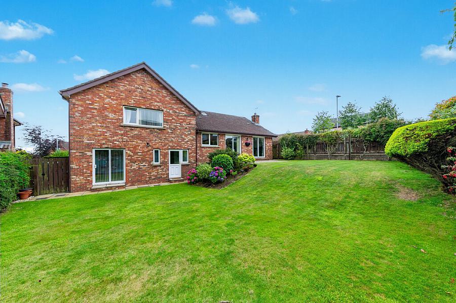 2 Moorfield Gardens