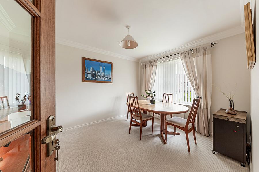 2 Moorfield Gardens