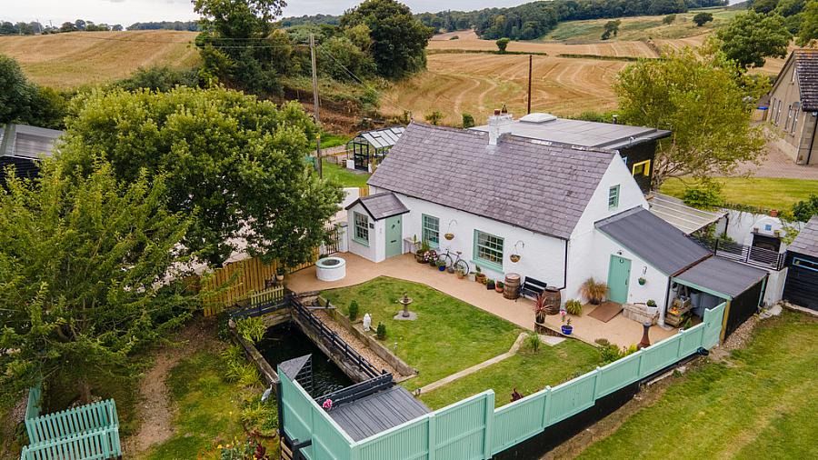 Hollytree Cottage, 10 Deer Park Road