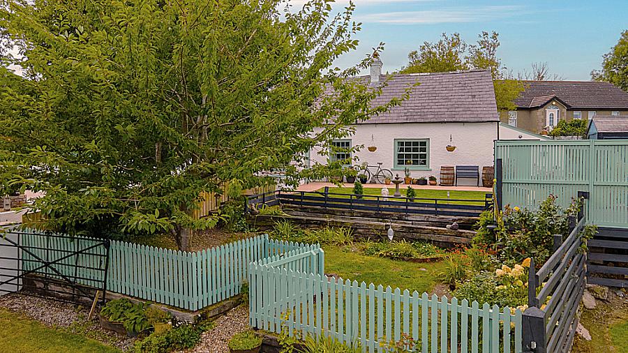 Hollytree Cottage, 10 Deer Park Road