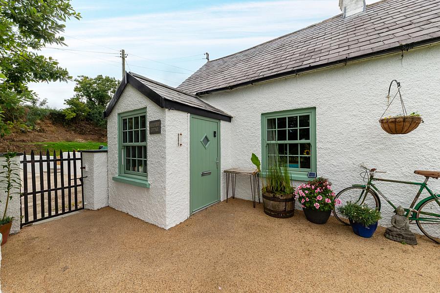 Hollytree Cottage, 10 Deer Park Road