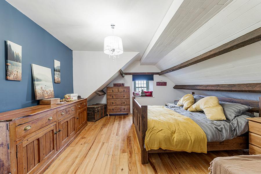 Hollytree Cottage, 10 Deer Park Road