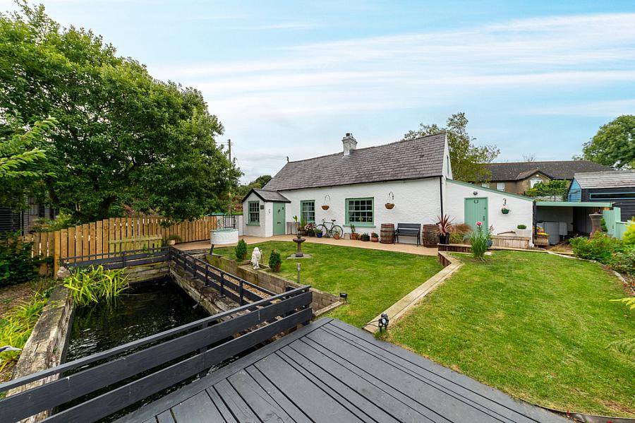 Hollytree Cottage, 10 Deer Park Road