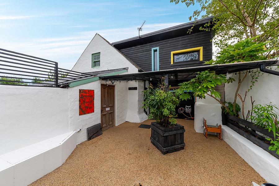 Hollytree Cottage, 10 Deer Park Road