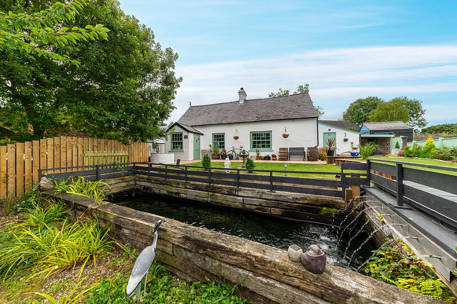 Hollytree Cottage, 10 Deer Park Road