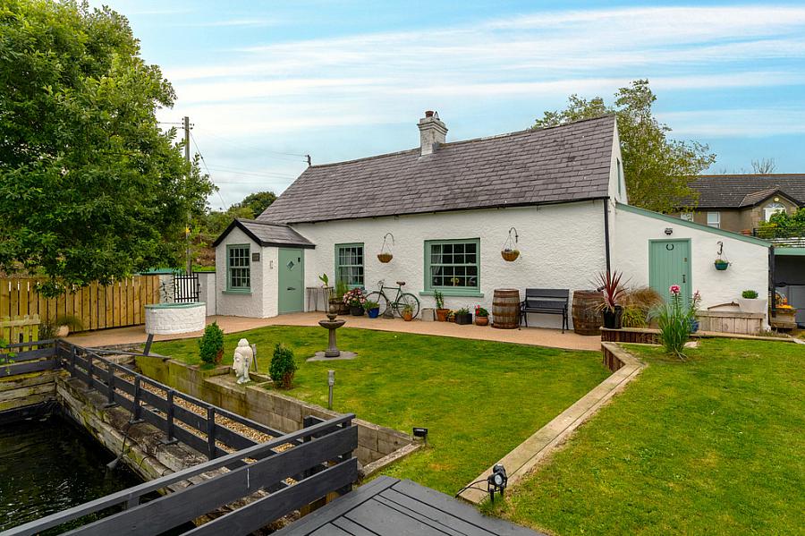 Hollytree Cottage, 10 Deer Park Road