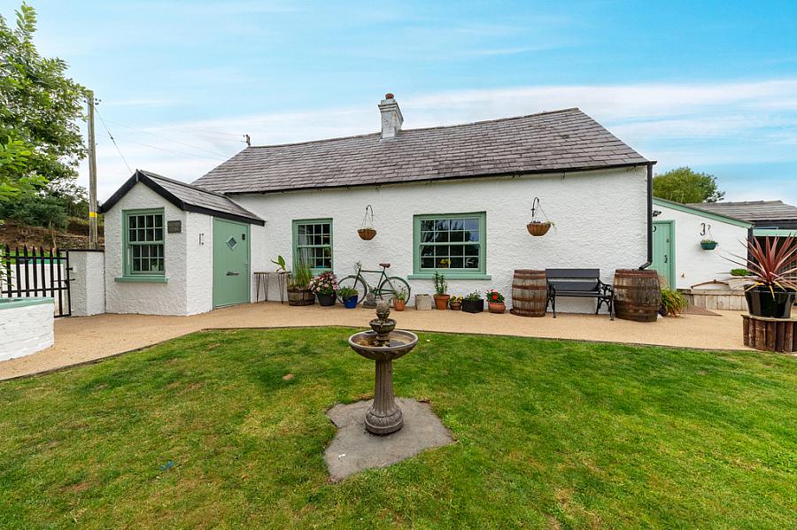 Hollytree Cottage, 10 Deer Park Road
