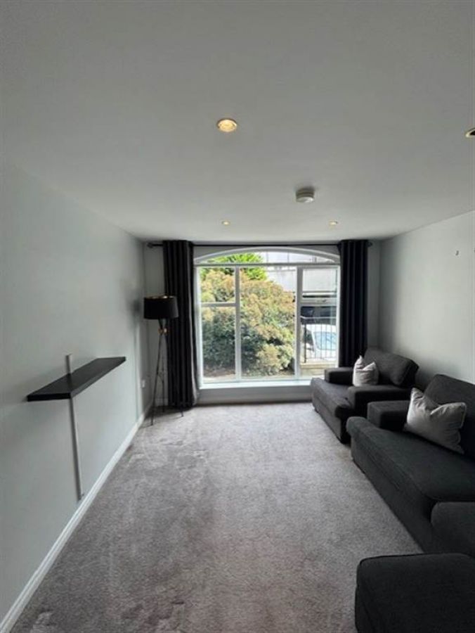 11 Barnfield Manor