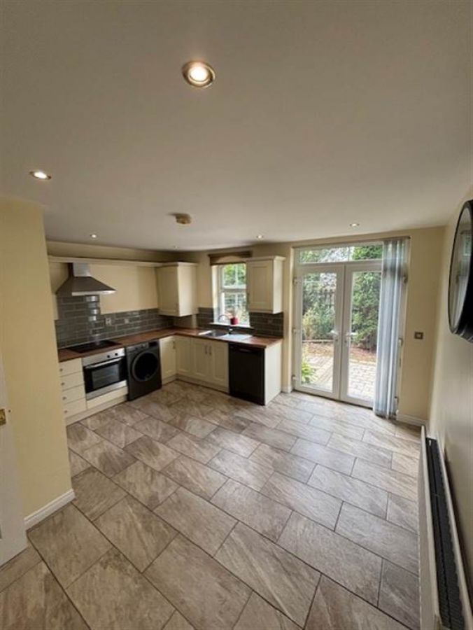11 Barnfield Manor