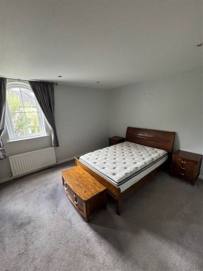 11 Barnfield Manor