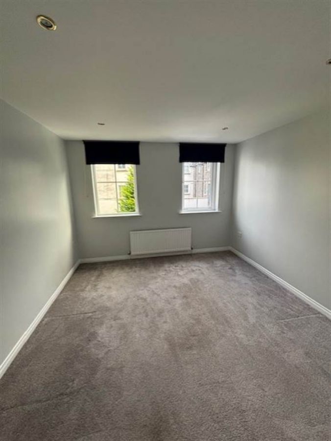 11 Barnfield Manor