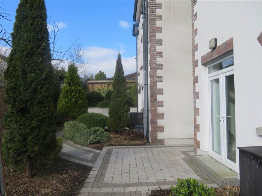 11 Barnfield Manor