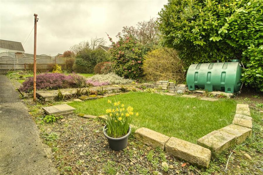 12 Aberdelghy Gardens