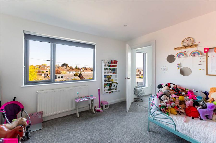16 Carrisbrook Gardens