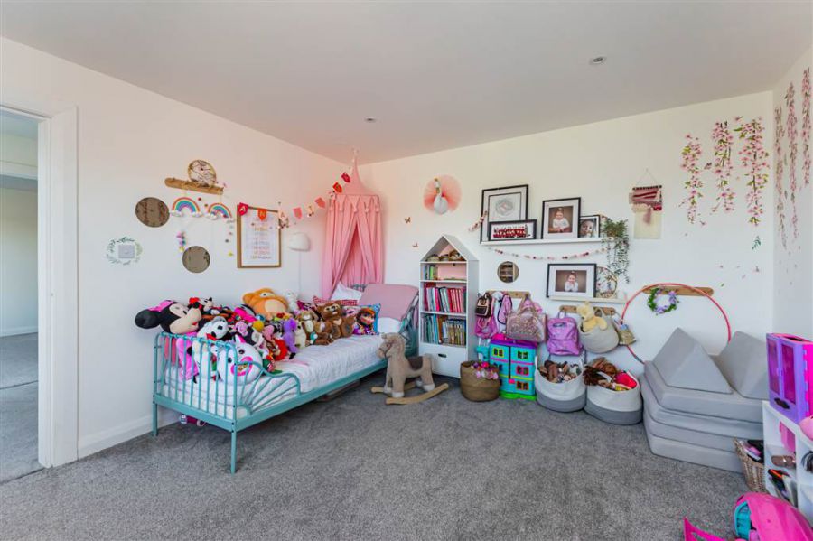 16 Carrisbrook Gardens