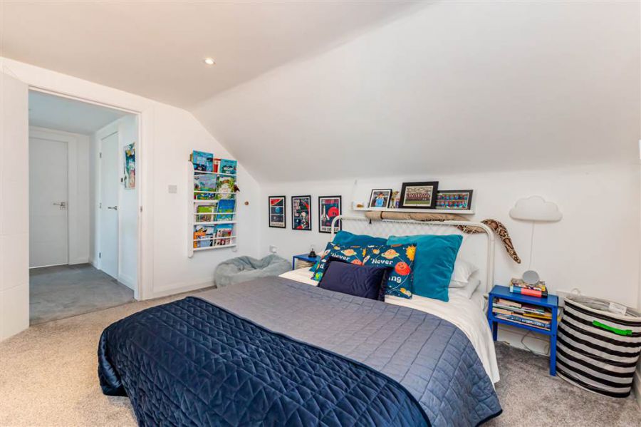 16 Carrisbrook Gardens
