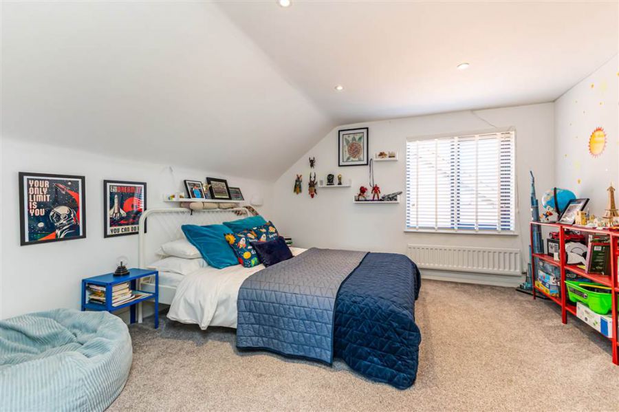 16 Carrisbrook Gardens