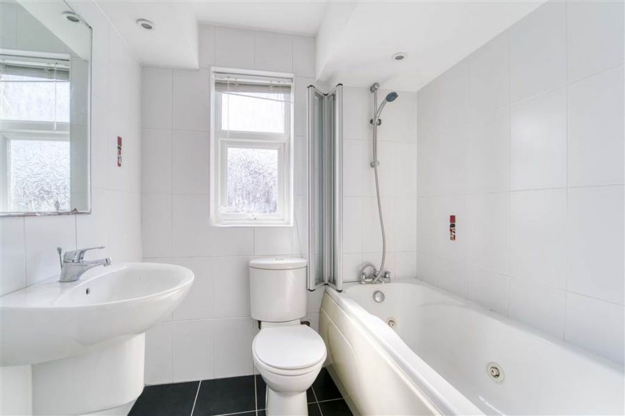 * CASH OFFERS ONLY *, 10a Ashbury Avenue